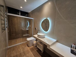 Dutxa, assecador de cabells, bidet i tovalloles