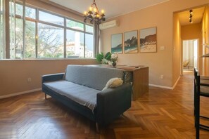 Älytelevisio, kirjoja, stereot, tietokoneen näyttö