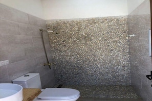 Douche, sèche-cheveux, savon, papier toilette