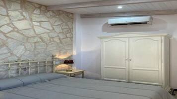 5 bedrooms, iron/ironing board, internet, bed sheets