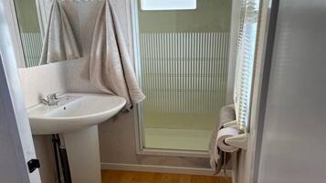 Ducha, secador de pelo, jabón y papel higiénico