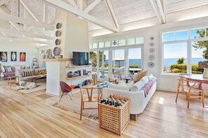 Una Smart TV, una chimenea, libros, una impresora