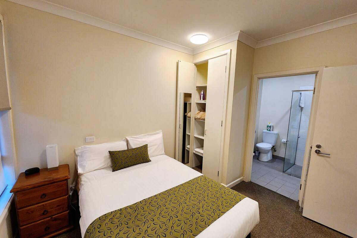 Comfort Apartment, 1 Bedroom, Kitchen, Courtyard Area | Laptop workspace, blackout drapes, iron/ironing board, free WiFi