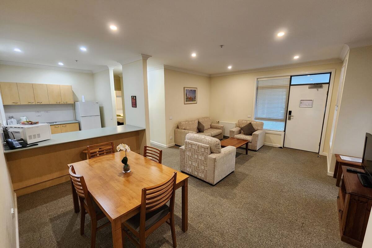 Comfort Apartment, 2 Bedrooms, Kitchen, Courtyard Area | Living area