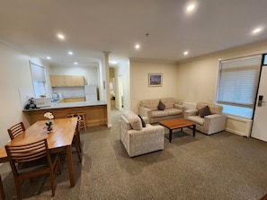 Comfort Apartment, 2 Bedrooms, Kitchen, Courtyard Area | Living area