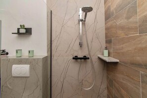 Shower, hair dryer, towels