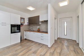 Een koelkast, een microgolfoven, een oven, een kookplaat