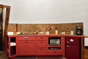 Four, cafetière/bouilloire, batterie de cuisine, vaisselle et ustensiles