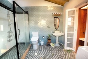 Haartrockner, Handtücher, Seife, Toilettenpapier