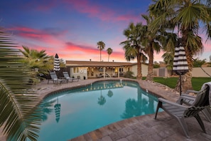 Utendørsbasseng og et oppvarmet basseng