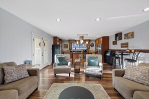 Smart TV, books - NEW! FOUNTAIN PALMS OASIS HEATED POOL (Fountain Hills)