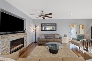 Smart TV, books - NEW! FOUNTAIN PALMS OASIS HEATED POOL (Fountain Hills)