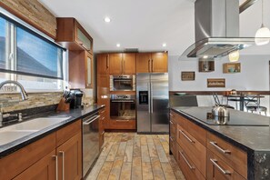 Micro-ondes, four, plaque de cuisson, lave-vaisselle