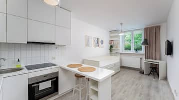 Fridge, oven, stovetop, dishwasher