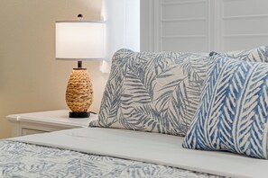 3 bedrooms, iron/ironing board, WiFi, bed sheets - Pool Oasis on Golf Course! + Huge Backyard & Games (Wellington)