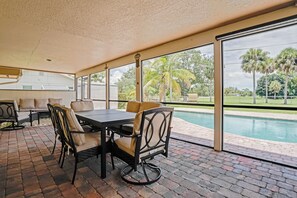 Outdoor dining - Pool Oasis on Golf Course! + Huge Backyard & Games (Wellington)