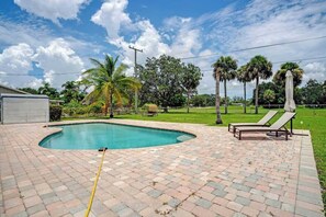 Pool - 3BR Pool Villa on Golf Course, Huge Yard & Games! (Wellington)