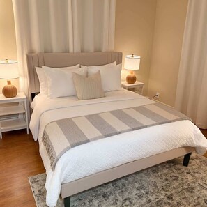 3 bedrooms, iron/ironing board, WiFi, bed sheets - 3BR Pool Villa on Golf Course, Huge Yard & Games! (Wellington)