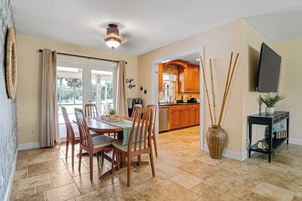 Dining - Pool Oasis on Golf Course! + Huge Backyard & Games (Wellington)