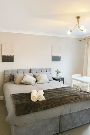 2 bedrooms, free WiFi, bed sheets - 2 Bed Apartment - Sleeps 4 - Parking - Wifi (Croydon)