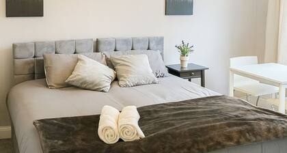 2 Bed Apartment - Sleeps 4 - Parking - Wifi