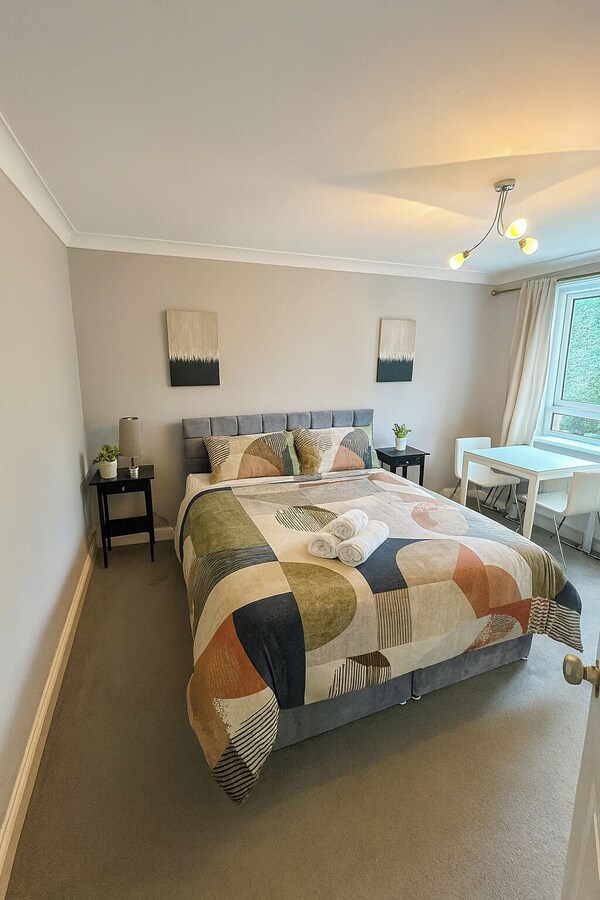 2 Bed Apartment - Sleeps 4 - Parking - Wifi - Croydon