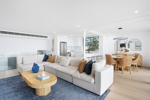 Smart TV - Panoramic Views of Harbour Spacious 2 bed 2.5 bath (Fairlight)