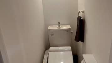 Basic Apartment | Bathroom | Combined shower/tub, hair dryer, electronic bidet, towels