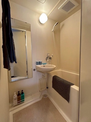 Basic Apartment | Bathroom