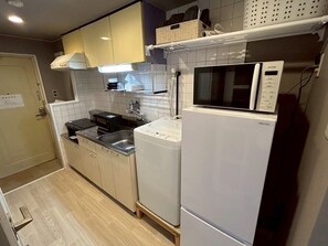 Appartement | Cuisine privée | Grand réfrigérateur, micro-ondes, plaque de cuisson