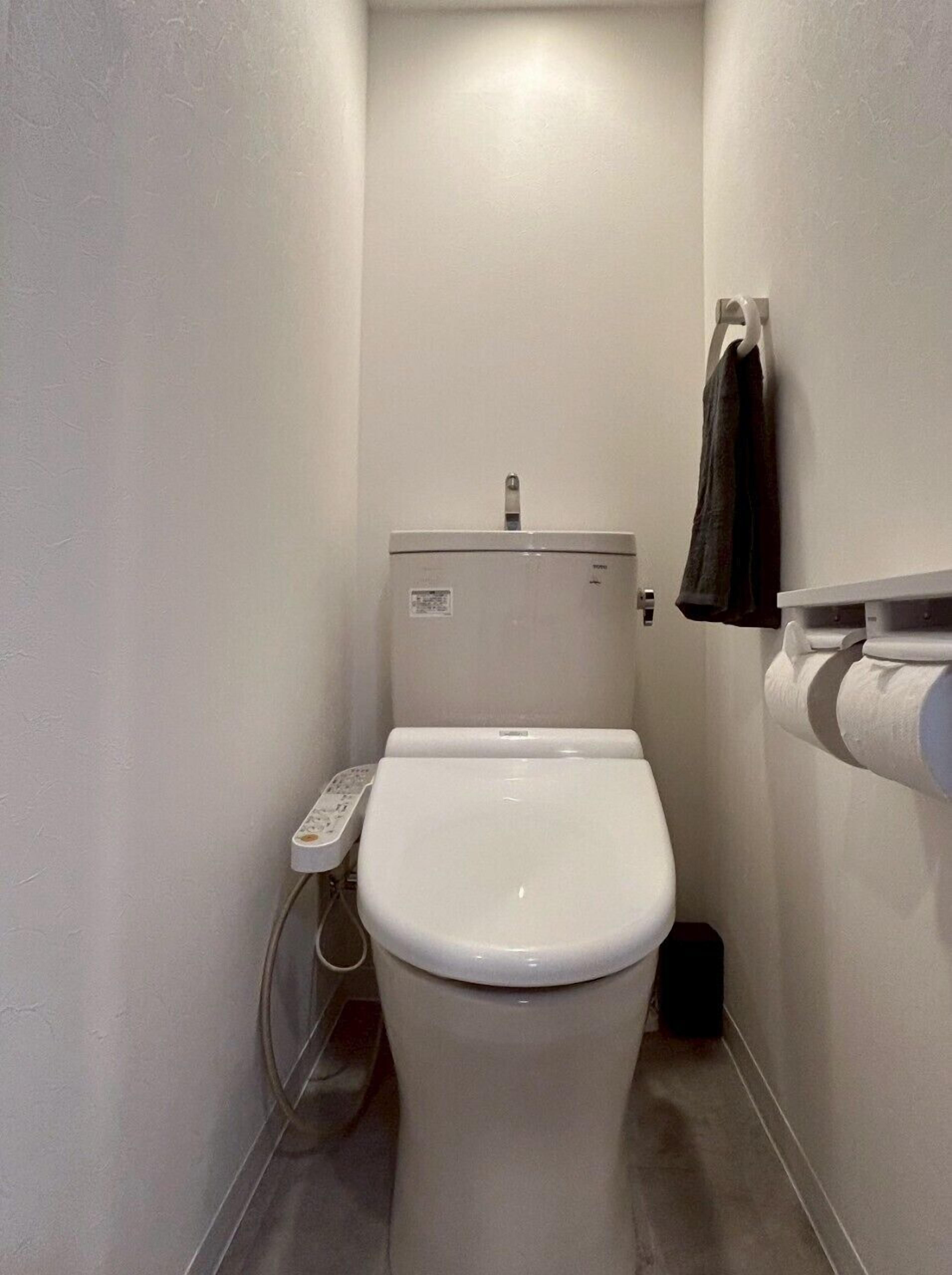 Basic Apartment | Bathroom | Combined shower/tub, hair dryer, electronic bidet, towels