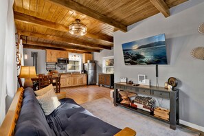 Smart TV y chimenea 