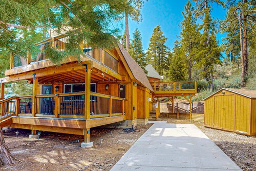 Primrose Cabin ~ Mountain Cabin w/ hot tub, deck, fireplace & washer/dryer