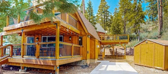 Primrose Cabin ~ Mountain Cabin w/ hot tub, deck, fireplace & washer/dryer