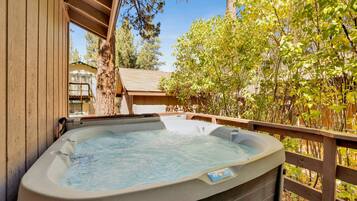 Tina de hidromasaje al aire libre