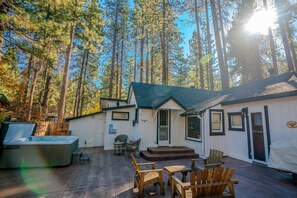 Outdoor spa tub - Hobbit House in Big Bear ~ Cozy & historic cabin with Wi-Fi & hot tub (Big Bear Lake)