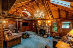 Smart TV, fireplace - Hobbit House in Big Bear ~ Cozy & historic cabin with Wi-Fi & hot tub (Big Bear Lake)