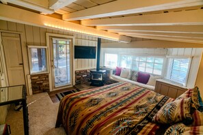 3 bedrooms, free WiFi, bed sheets - Hobbit House in Big Bear ~ Cozy & historic cabin with Wi-Fi & hot tub (Big Bear Lake)