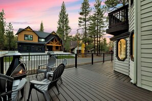 Terrace/patio - Balboa at Big Bear – Stylish Cabin with Hot Tub, Game Loft & Private Sports Court (Big Bear Lake)