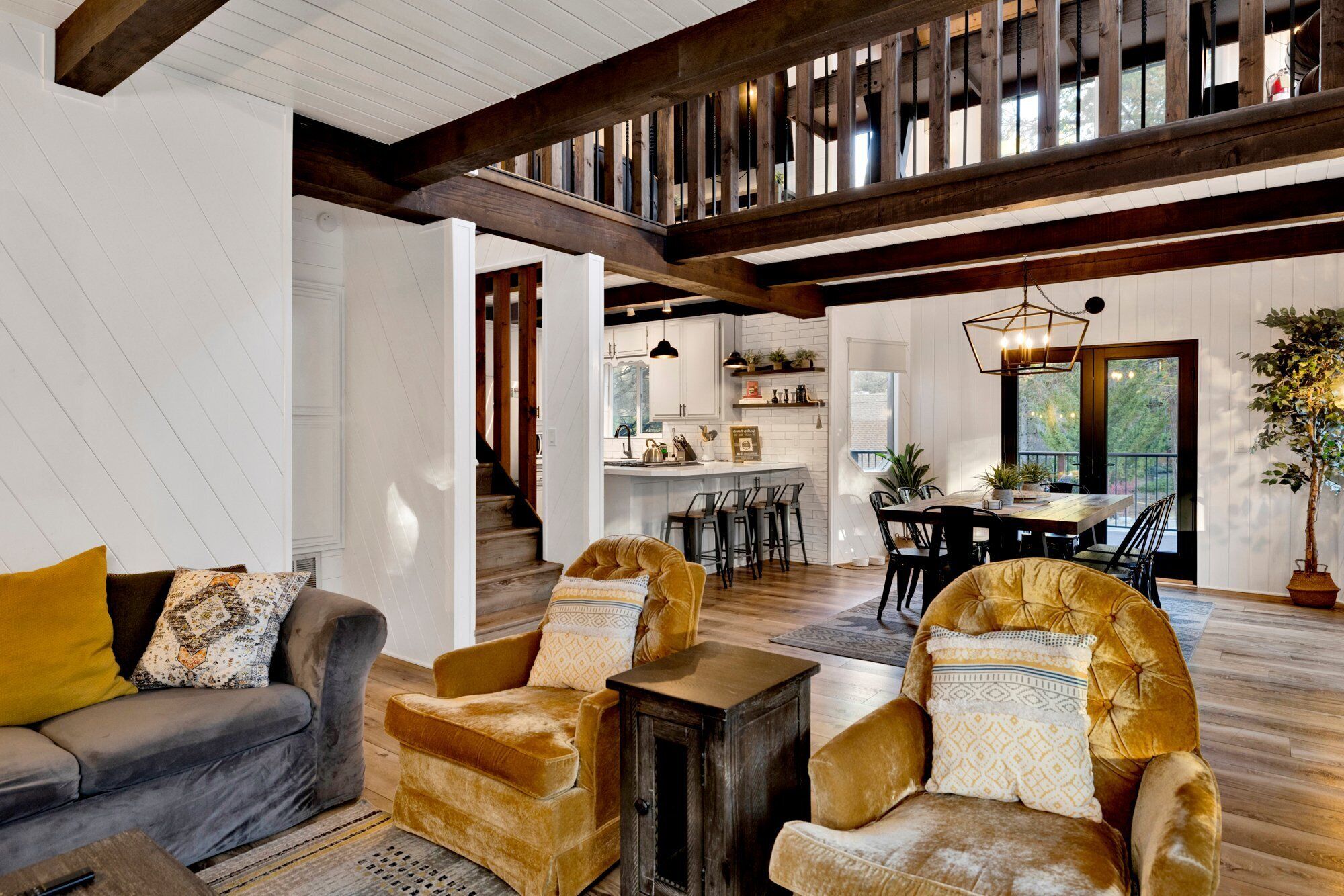 Smart-TV, Kamin, Tischfußball, Bücher