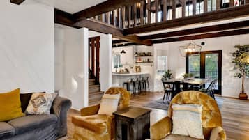 Een smart-tv, een open haard, tafelvoetbal en boeken