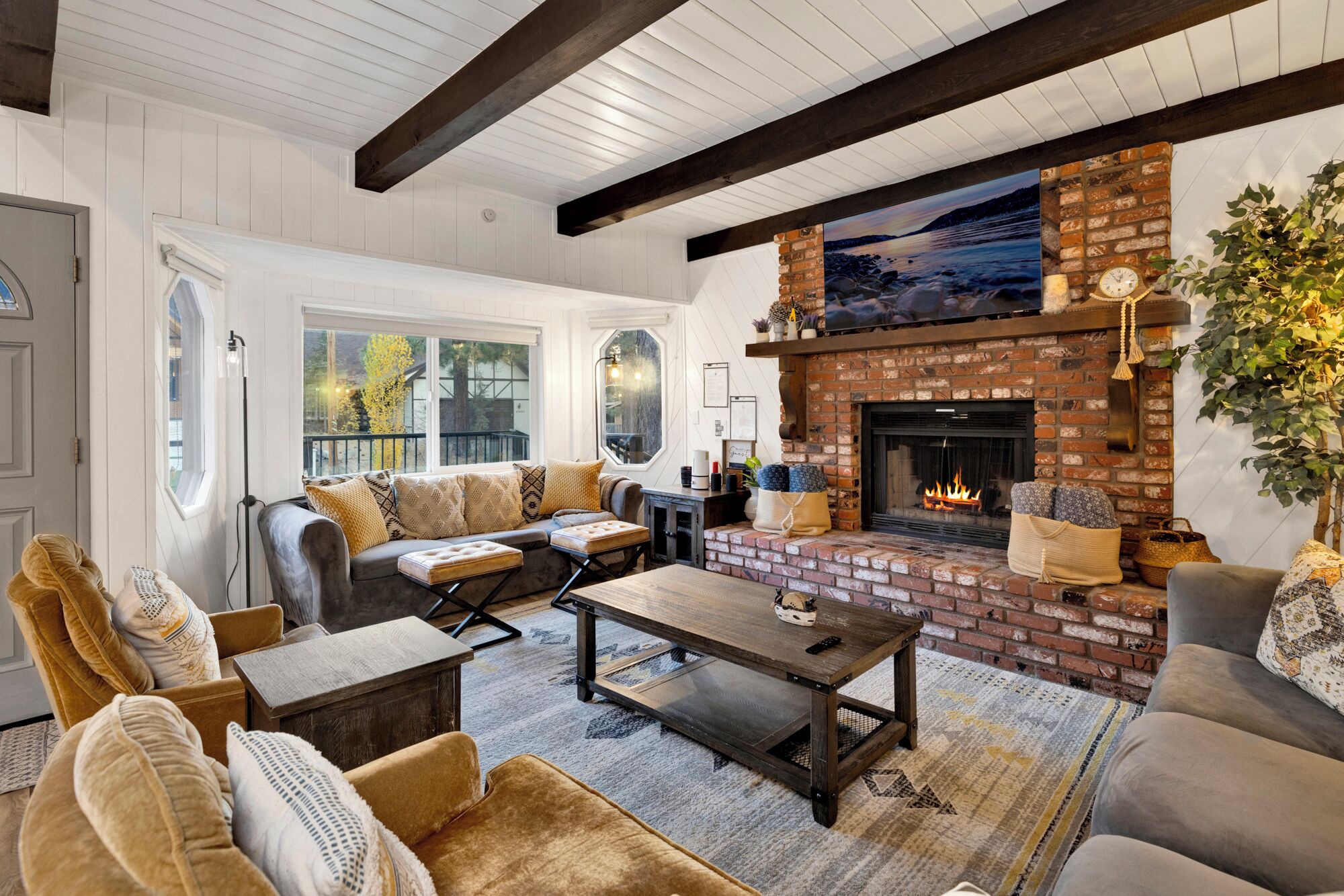 Een smart-tv, een open haard, tafelvoetbal en boeken