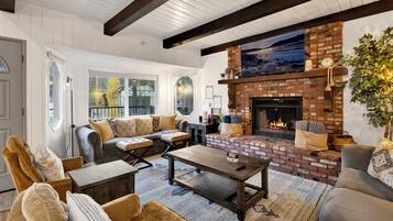 Een smart-tv, een open haard, tafelvoetbal en boeken