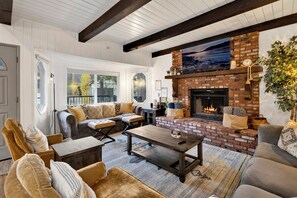 Smart-tv, een open haard, tafelvoetbal en boeken