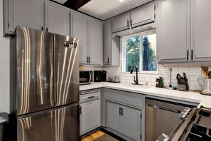 ثلاجة، ميكروويف، فرن، موقد طهي مسطح