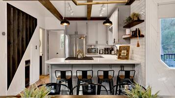 Een koelkast, een magnetron, een oven, een kookplaat