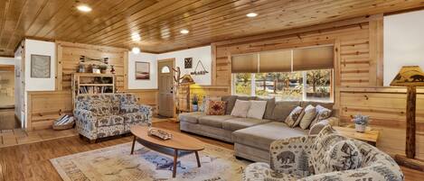 Una Smart TV, una chimenea, un futbolín, una mesa de tenis de mesa