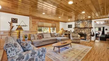 TV connectée, cheminée, baby-foot, table de tennis de table