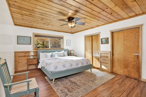 3 室のベッドルーム、WiFi (無料)、ベッドシーツ