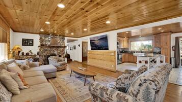 Smart TV, lareira, pebolim, mesa de pingue-pongue